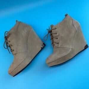 Vince Camuto Womens Beige Taupe Suede Lace Up Dallyy Wedged Ankle Booties Size 8